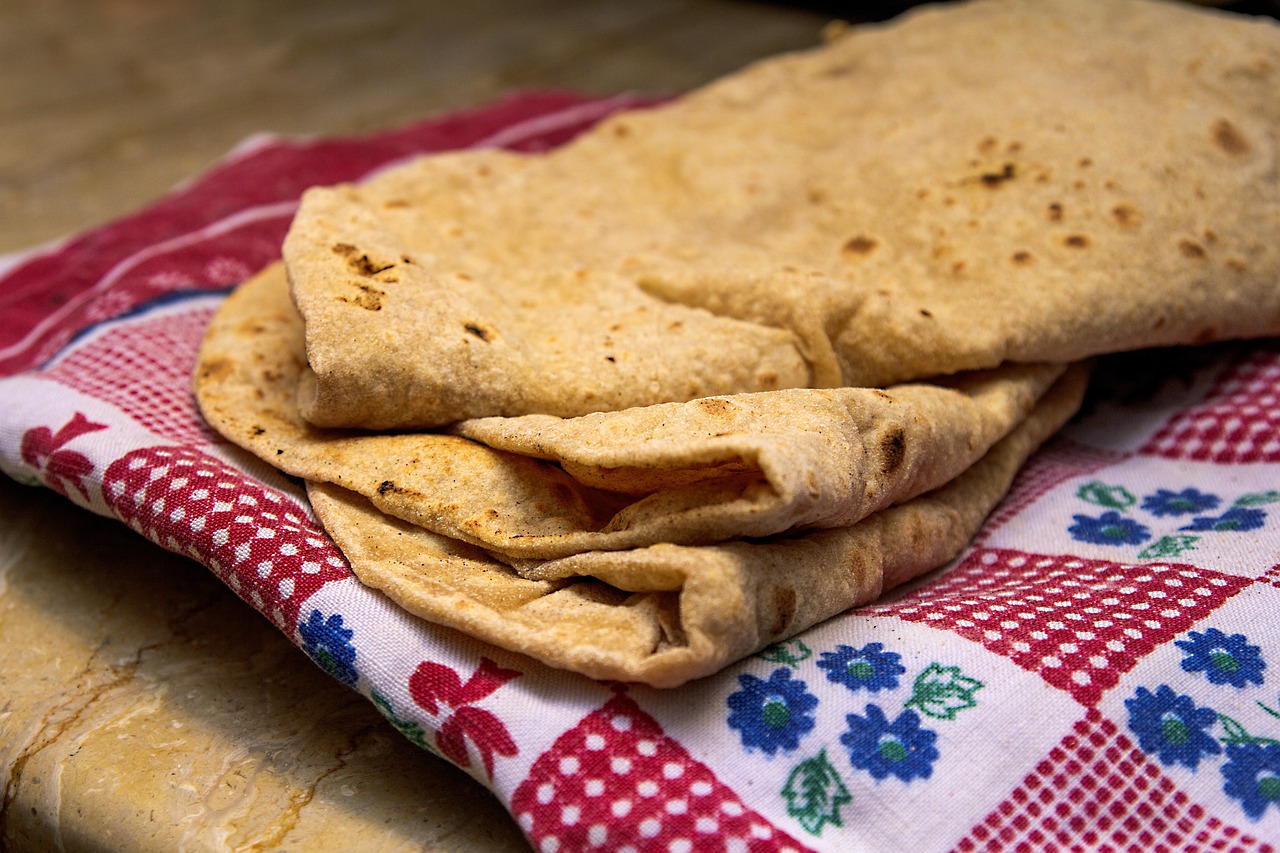 Kuchnia grecka: Przepisy na smakowite dania z serem halloumi i baklavą
