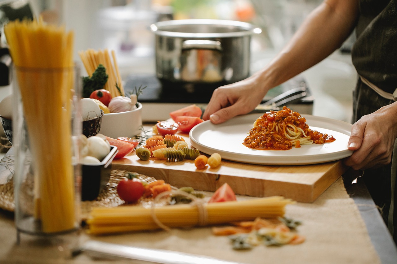 Kulinarne inspiracje z Włoch: Przepisy na dania z pizzą i spaghetti